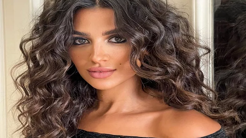 صور آية الغرياني الأكثر شبها بالنجمة ياسمين صبري
