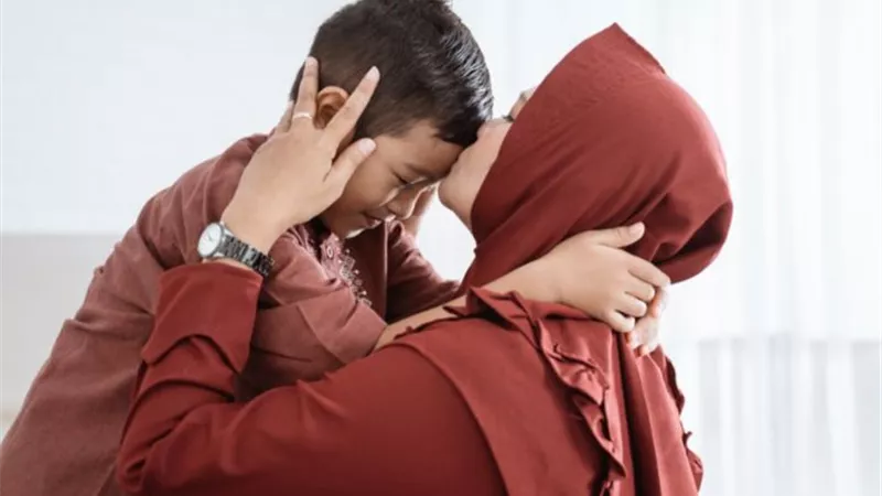 فتاة تسأل: أمي أخلاقها سيئة.. فهل يجب برها وصلة رحمها؟ «الإفتاء» تجيب