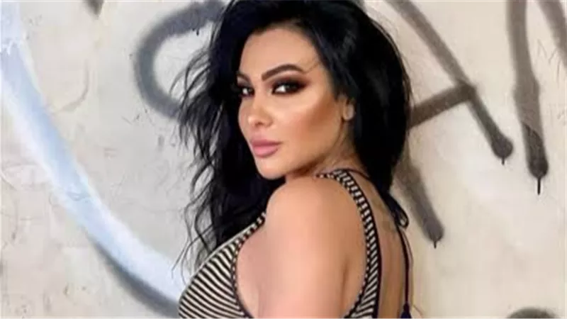 ميرهان حسين تمنح بابا نويل قبلة الكريسماس