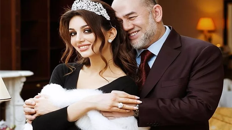 ملكة جمال موسكو تقاضي ملك ماليزيا السابق.. صور