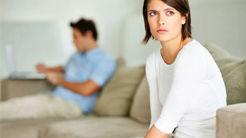 كيف تواجهين شريكك المُتباهي بعلاقاته النسائية؟