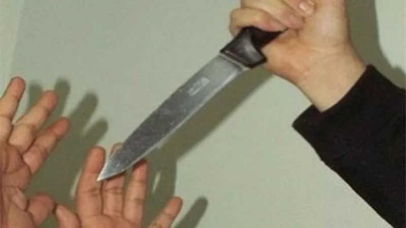 زوجة تطعن زوجها بعد علقة موت.. ماذا فعل؟ 