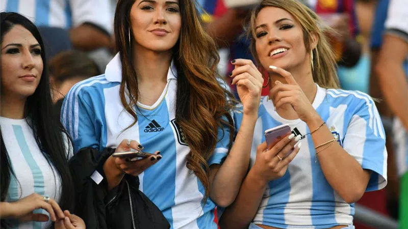 كأس العالم 2022 حسناوات الأرجنتين يشعلن أجواء نهائي المونديال