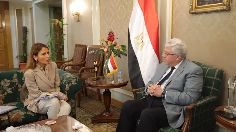 نوريا سانز تبحث دعم المرأة المصرية في مجال العلوم