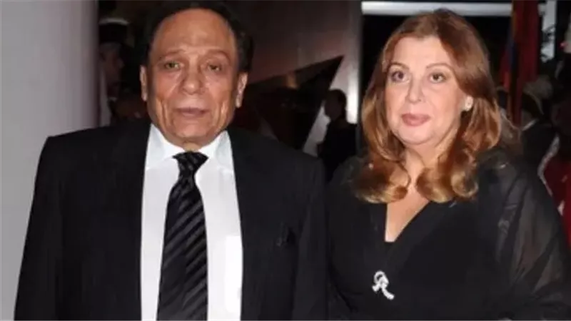 النجم عادل إمام في صورة نادرة مع زوجته أيام الخطوبة
