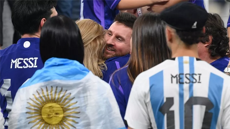 كأس العالم 2022 سيدة مجهولة تثير الجدل باحتضان ميسي (صور وفيديو)