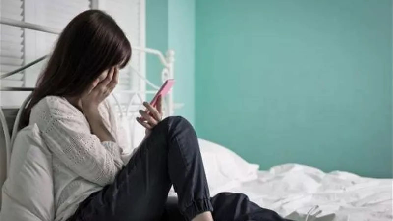 تفاصيل ابتزاز شاب لفتاة عبر الواتس آب في الشرقية