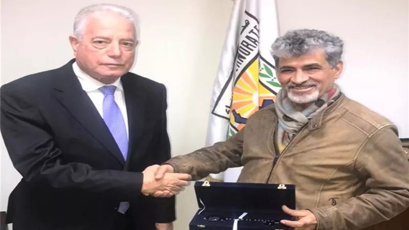 محافظ جنوب سيناء يكرم الفنان التشكيلي العالمي جمال مليكة
