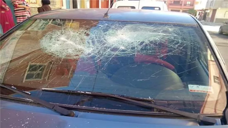 حكاية سيدة المقطم.. حطمت سيارتين واحتجزت جارتها وخلعت ملابسها في الشارع