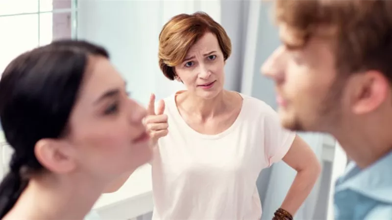 انفصلت عن ابن أمه وأطالب بمنقولاتي، قصص من محكمة الأسرة