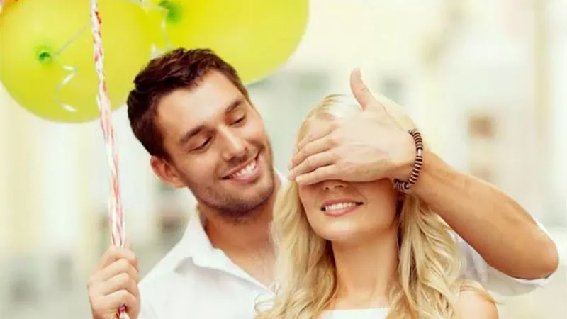 الكرم والطيبة والرومانسية.. 5 صفات تعشقها الفتاة في الرجل