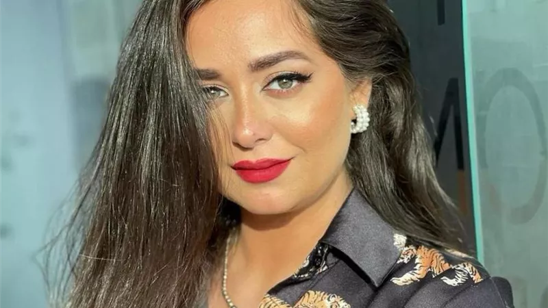 هبة مجدي تتألق بإطلالة فخمة رفقة زوجها في أحدث ظهور لها