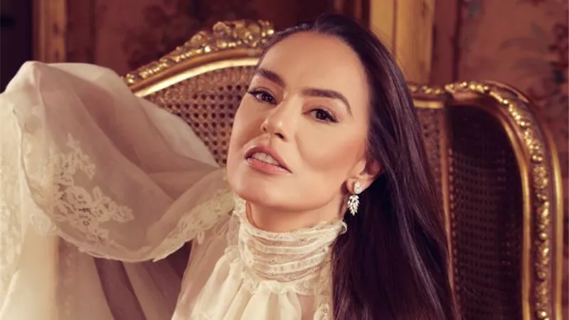 «بشجرة عيد الميلاد وإطلالة شبابية» شريهان تستعد للكريسماس (صور)