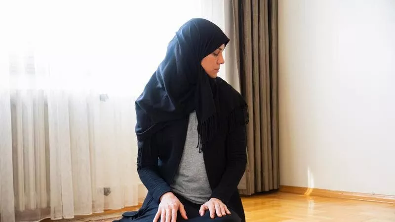 هل يجوز للأم الالتفات أثناء الصلاة لمتابعة طفلها؟ المفتي يجيب