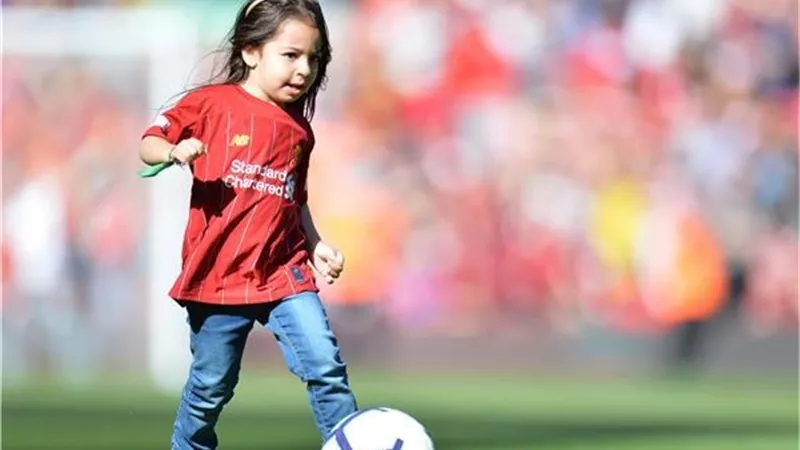 مكة محمد صلاح بـ«البيجامة» مع شجرة الكريسماس الغريبة (صور)