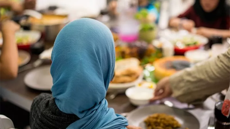 تفسير حلم عزومة الحي للميت في المنام للعزباء والمتزوجة والحامل