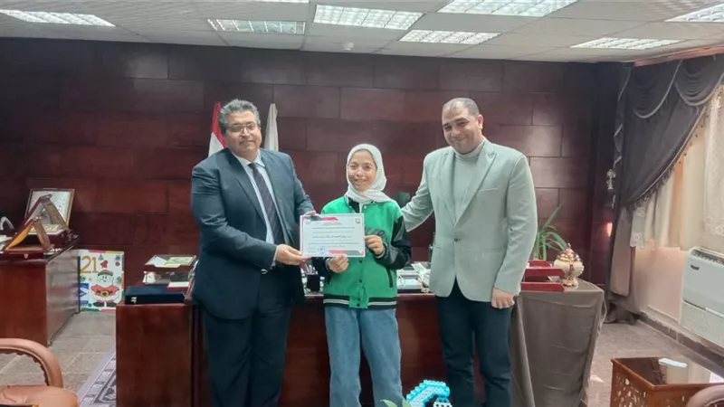 تكريم طالبة سيناوية فازت بالمركز الرابع في 