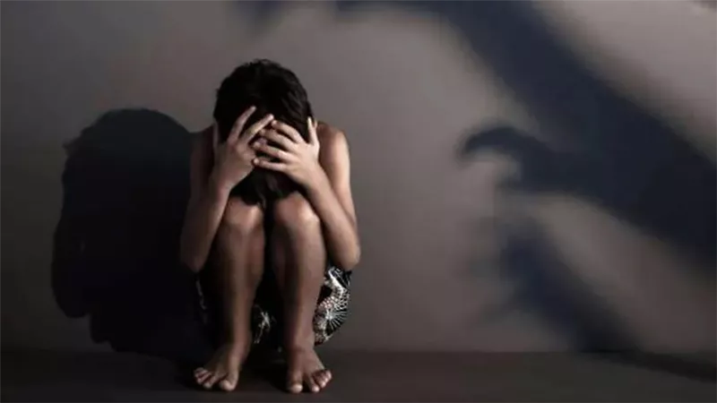 تعذيب طفل وتعريته داخل مسجد (صور وفيديو)