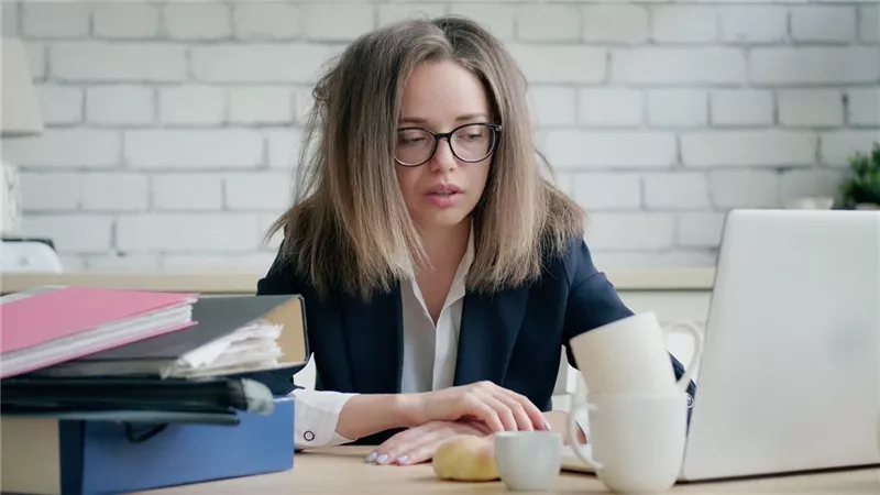«إذا كنتِ تشعرين بالإرهاق طوال اليوم» توقفي عن فعل هذه الأشياء