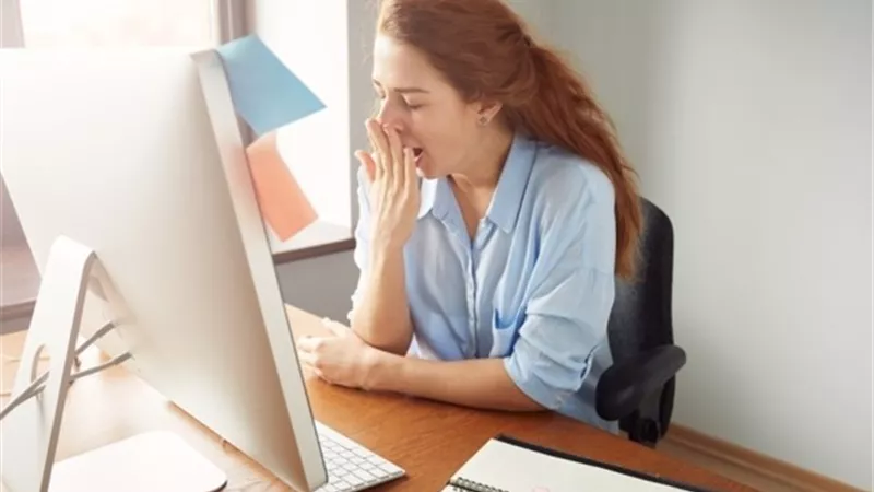 «لو كابس عليكِ النوم» 7 طرق للتخلص من النعاس في أماكن العمل