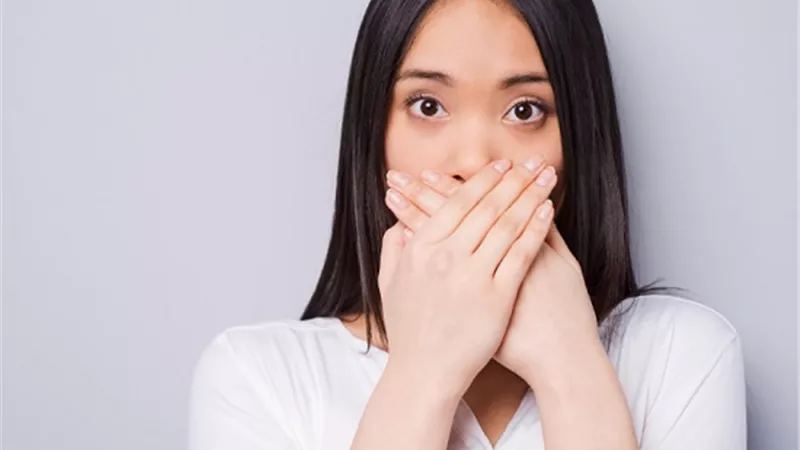 «لرائحة الفم المزعجة» تعرفي على مأكولات تخلصك منها