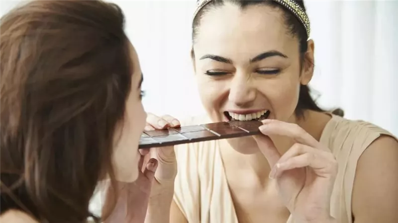 «أثر نفسي» اكتشفي سر شعورك بالسعادة عقب تناول الشوكولاتة