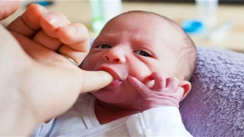 ماذا يعني تحنيك المولود وحكمه؟ «الإفتاء» تجيب
