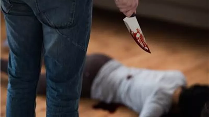 ذهبت لزيارة والدها فاستدرجها زوجها بمكالمة تليفونية وطعنها أمام المارة  