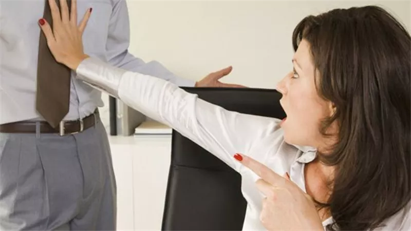 عشرات الشباب يتحرشون بفتاة بالسكاكين والخناجر (فيديو)
