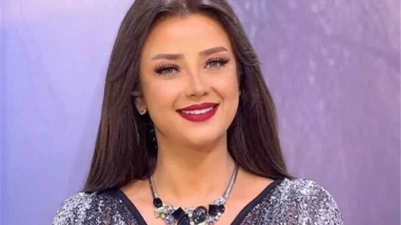  رضوى الشربيني تبرز رشاقتها بجمبسوت أسود جذاب