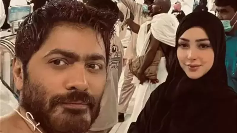 «بينهم تامر حسني وزوجته» نجوم استقبلوا العام الجديد أمام الكعبة