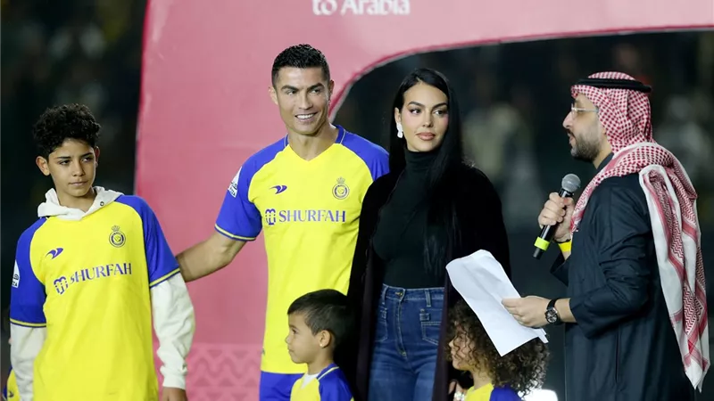 انطلاق حفل كريستيانو رونالدو وقميص النصر رقم 7 الأكثر مبيعا في التاريخ (فيديو)