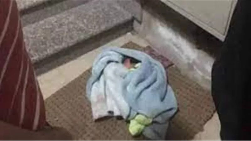 « جحود أم» ألقت طفلتها الرضيعة  بالشارع خوفًا من الفضيحة 