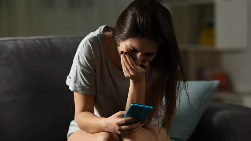 تجنبي الابتزاز الإلكتروني بعدم الاحتفاظ بالصور الجريئة