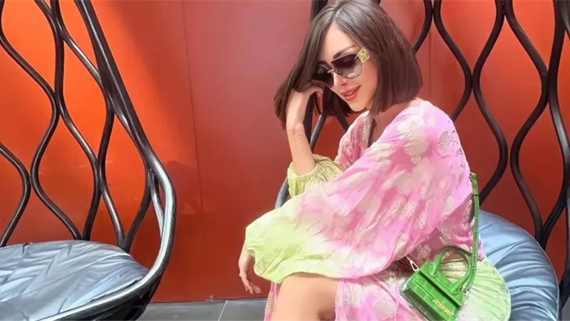زوجة تامر حسني ببطن مكشوف بعد صورة العمرة