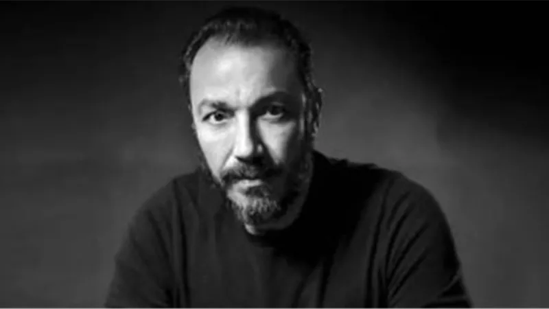 طارق لطفي ينسى أحزان والدته ويعود لتحضيرات «مذكرات زوج»