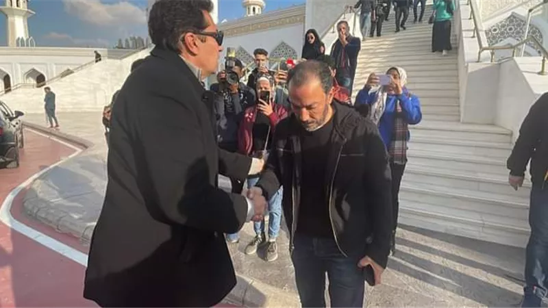 تصرف مفاجئ من طارق لطفي تجاه الصحفيين في عزاء والدته