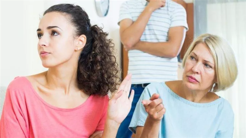 «حكايات حموات» قصص أزمات بين الزوجة وحماتها قبل الزواج
