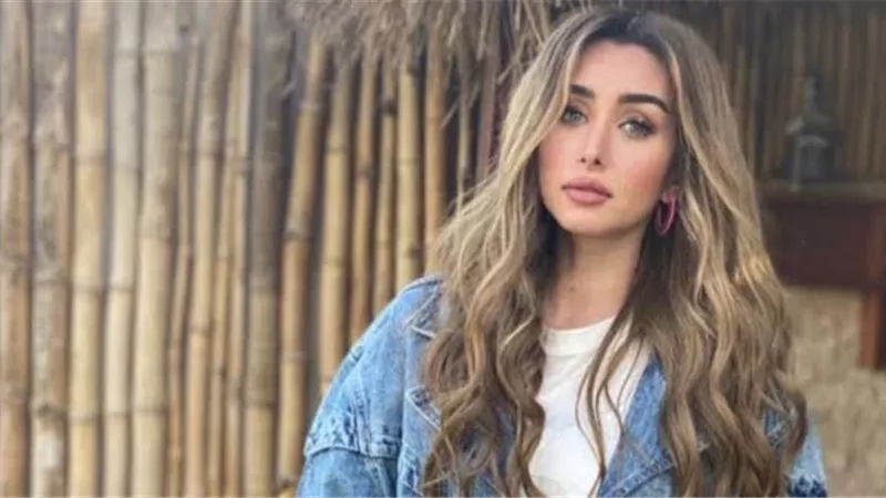 هنا الزاهد بإطلالة كاجوال وبطن مكشوف برفقة شقيقتها