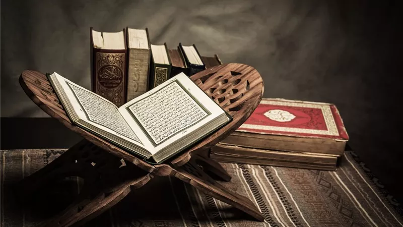 هل يجوز لمس المصحف بغير وضوء في حالة الضرورة؟ علي جمعة يجيب