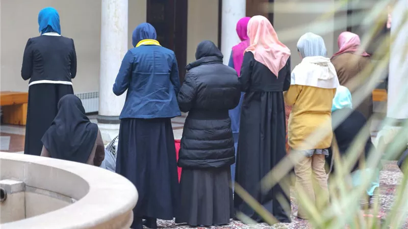 حكم قراءة الفاتحة في الصلاة الجهرية للمأموم؟ الأزهر يحسم الخلاف