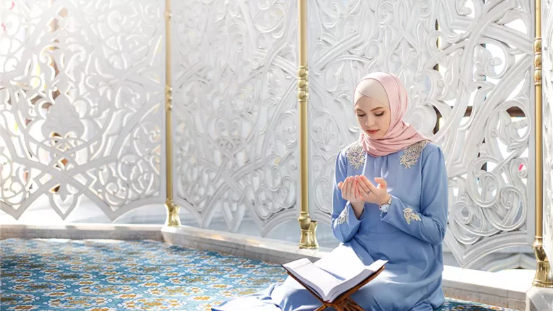 تفسير حلم قراءة القرآن من المصحف بصوت منخفض للمتزوجة والعزباء