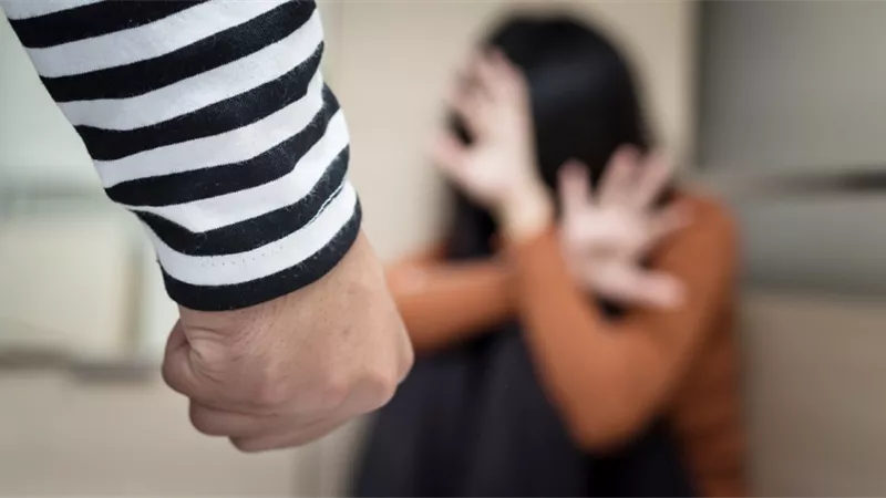 «فيديو صادم» رجل يسكب المياه على امرأة بلا مأوى في أمريكا