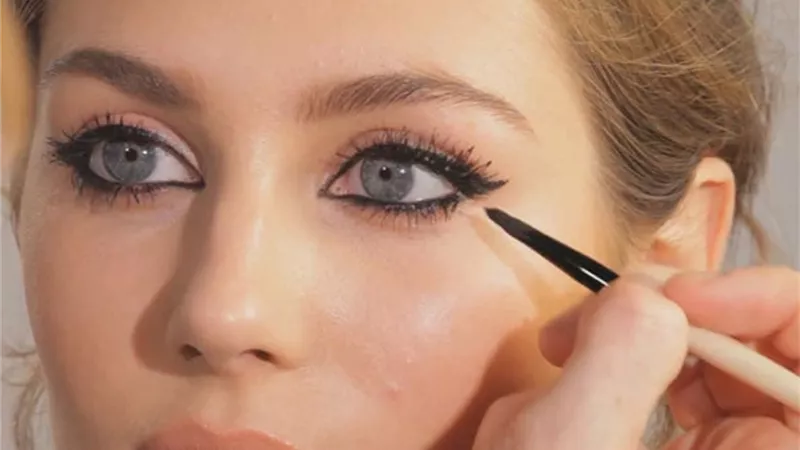 تألقي بأكثر رسمات الأيلاينر رواجا