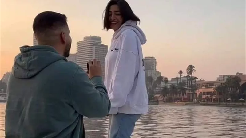  على طريقة الـ proposal» المصور حسام أنتيكا يتقدم لخطبة صديقته يارا بهنساوي