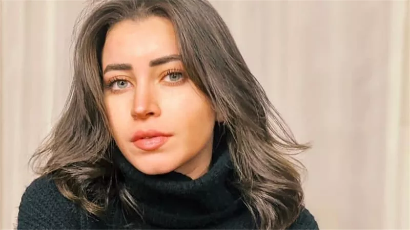 «نشرة هير فاشون»|  سارة الشامي بالكاجوال وحنان مطاوع بالصك وهلا رشدي بالستان