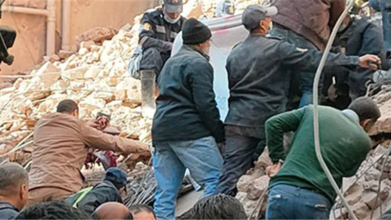 العثور على جثة سيدة تحتضن المصحف تحت أنقاض عقار أسيوط المنهار