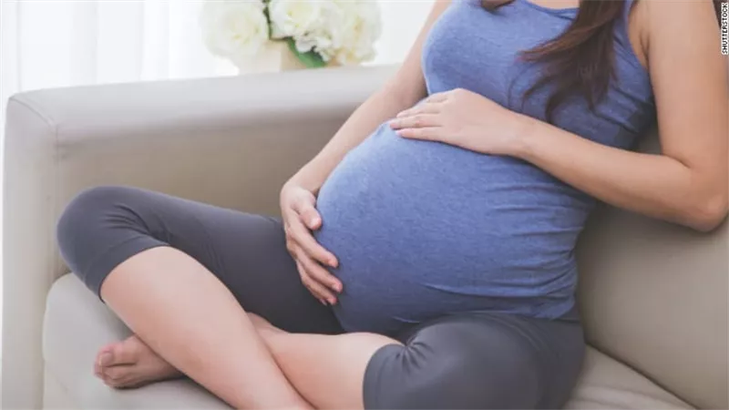 دراسة توضح سبب اشتهاء المرأة الحامل للمخللات والموالح