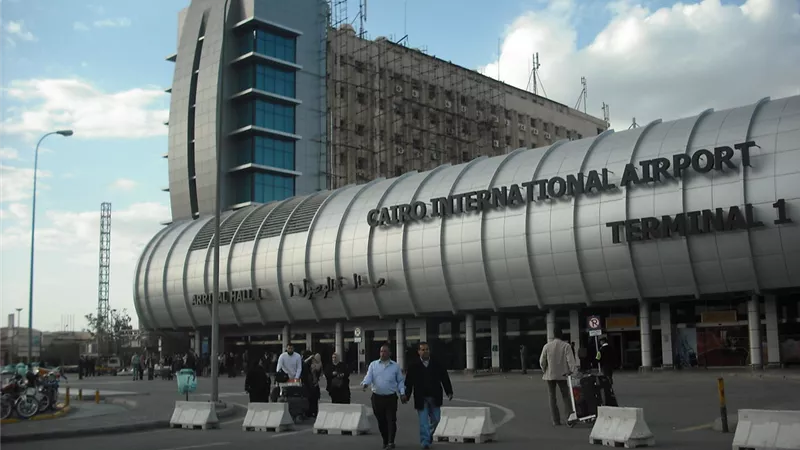 «خناقة عائلية وصراخ بالطائرة» إلغاء سفر راكبة مصرية إلى السعودية