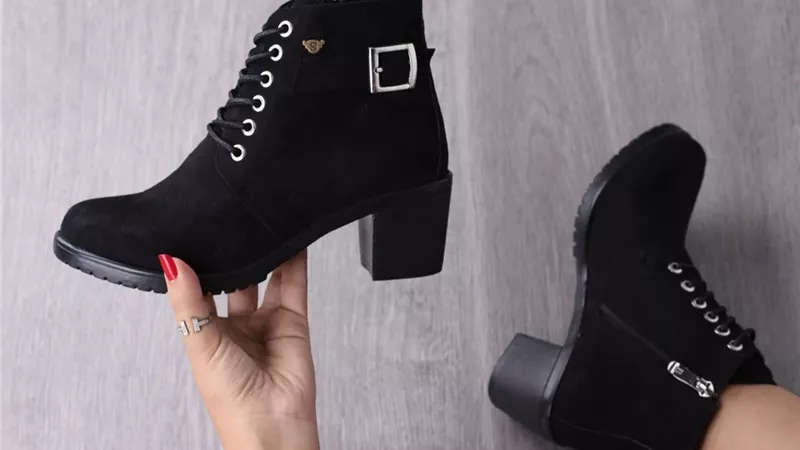  تفسير حلم شراء الحذاء الأسود في المنام للعزباء والمتزوجة